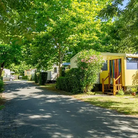 Camping Les Cabanes D'oleron キャンプ場 4*